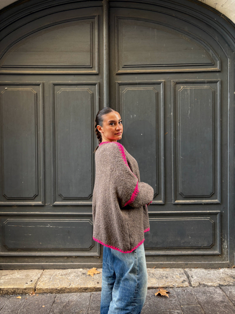 Gilet taupe femme avec détails roses