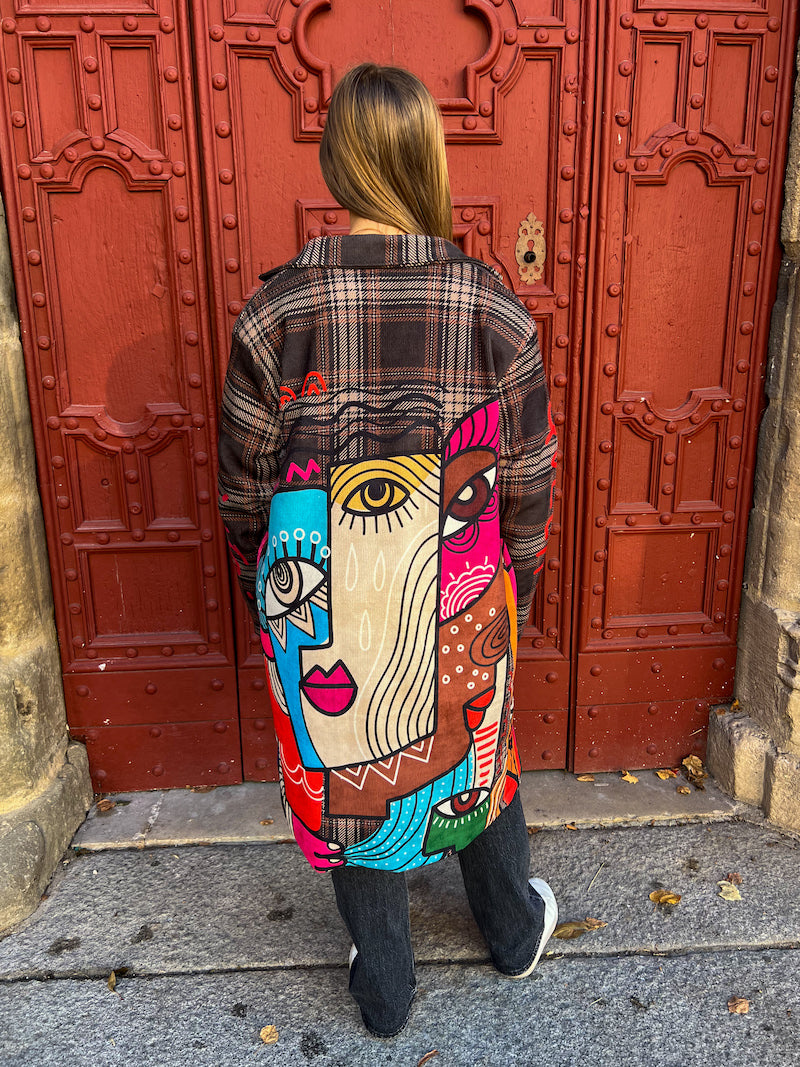 Manteau long à carreaux motif visages abstraits multicolores