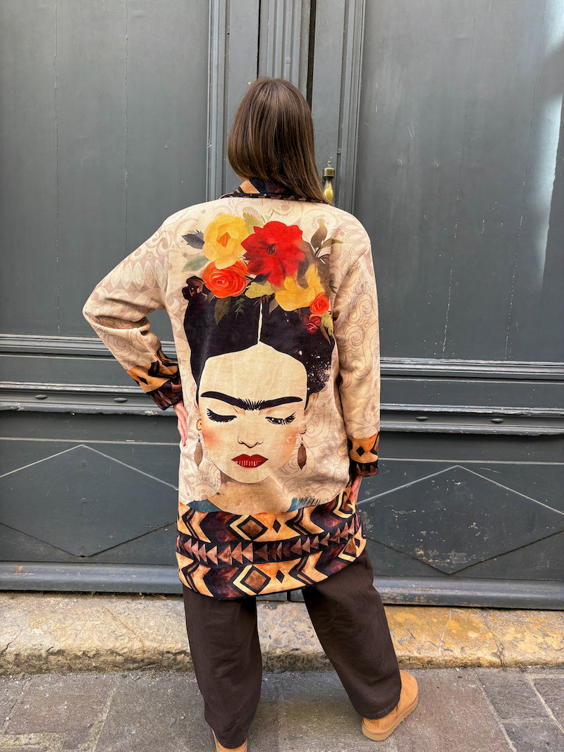 Manteau long femme imprimé Frida Kahlo et fleurs