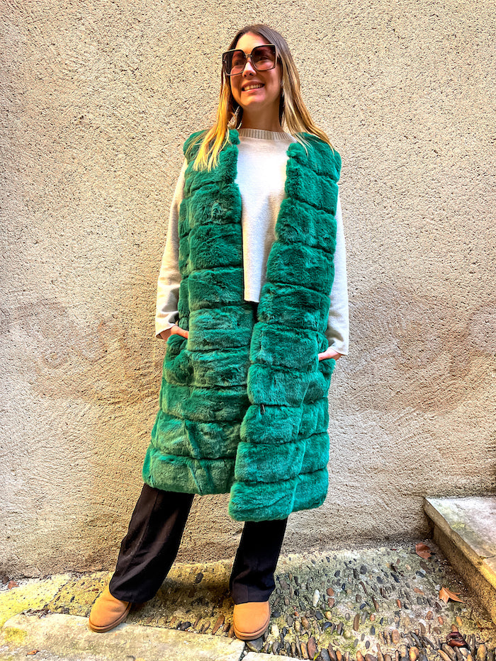 Manteau long sans manches en fausse fourrure verte