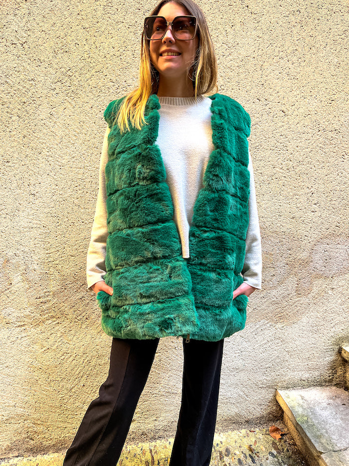 Manteau long sans manches en fausse fourrure verte