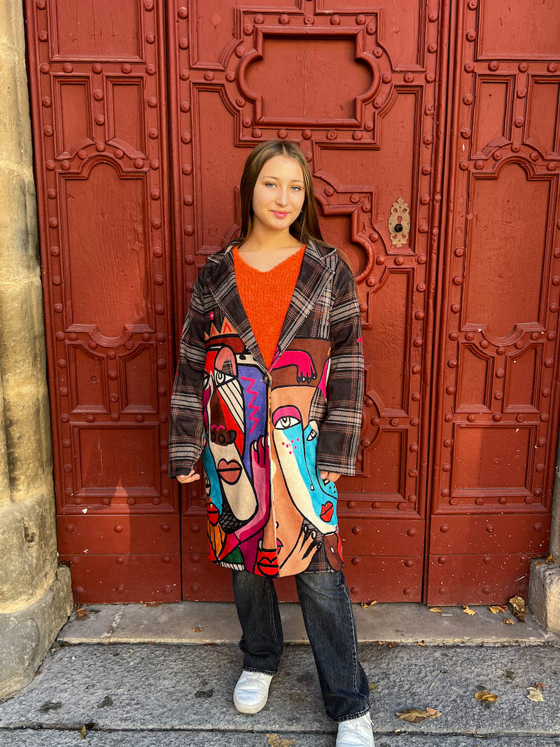 Manteau long à carreaux motif visages abstraits multicolores