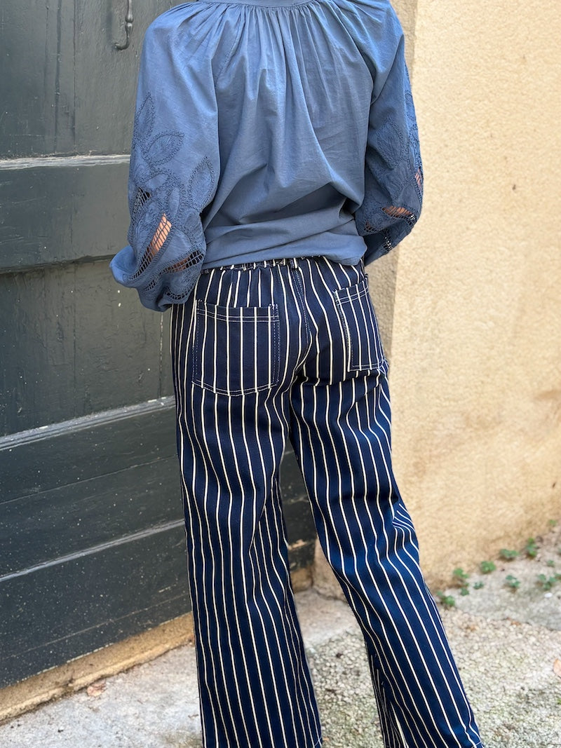 tenue avec un pantalon rayé tendance pour femme
