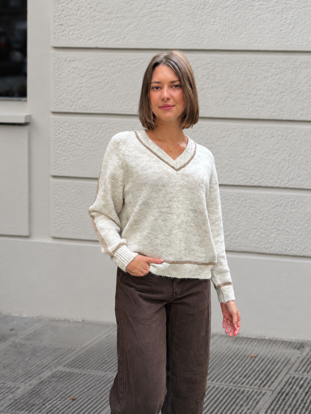 pull tendance col v crème beige en cachemire pour femme