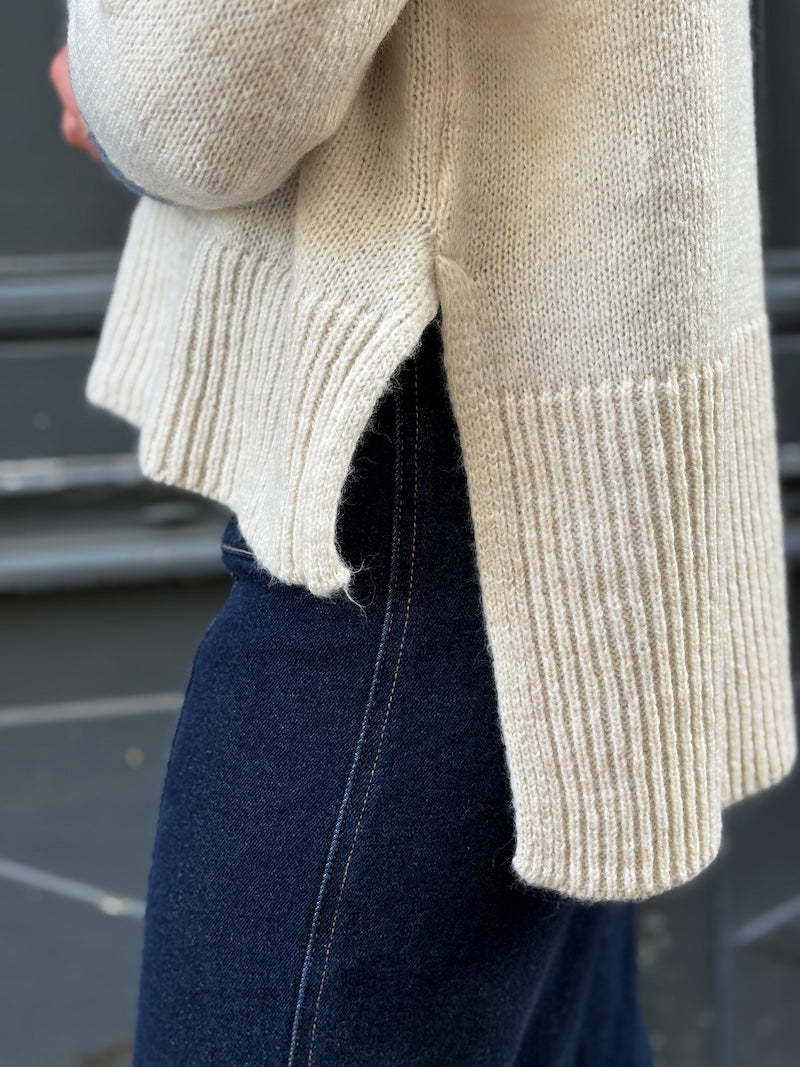 Pull oversize blanc et bleu marine