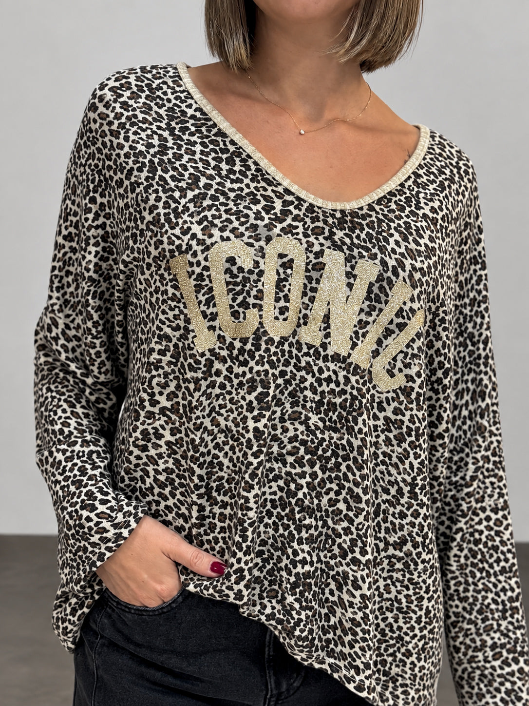 pull motif leopard tendance et ecriture iconic pour femme
