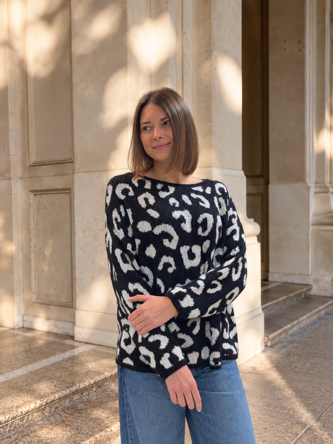 Pull imprimé léopard bleu marine et blanc tendance