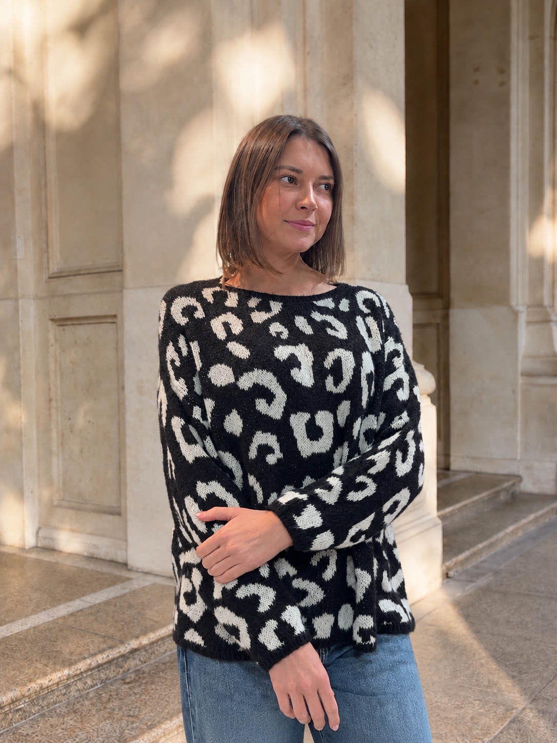 Pull imprimé léopard bleu marine et blanc tendance