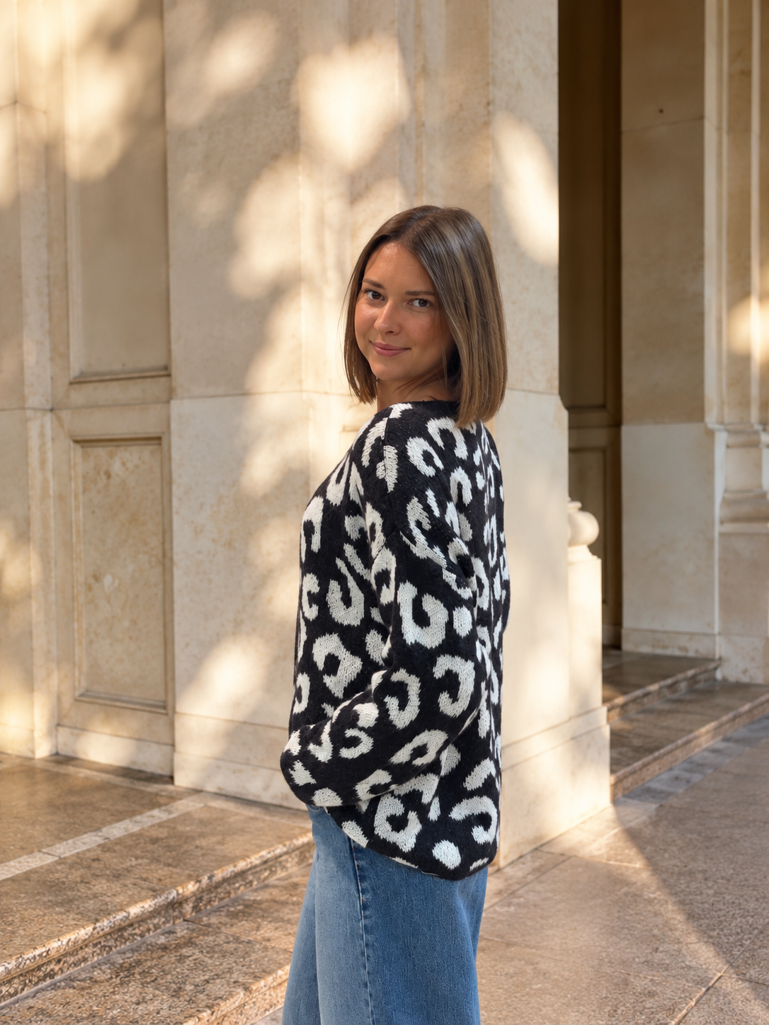 Pull imprimé léopard bleu marine et blanc tendance