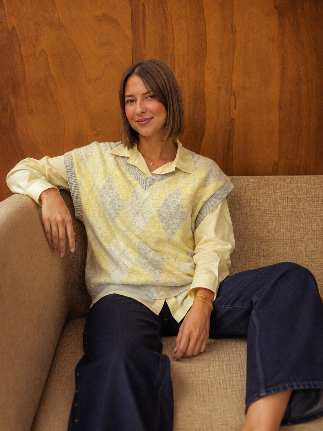 pull sans manches losanges jaune et gris tendance
