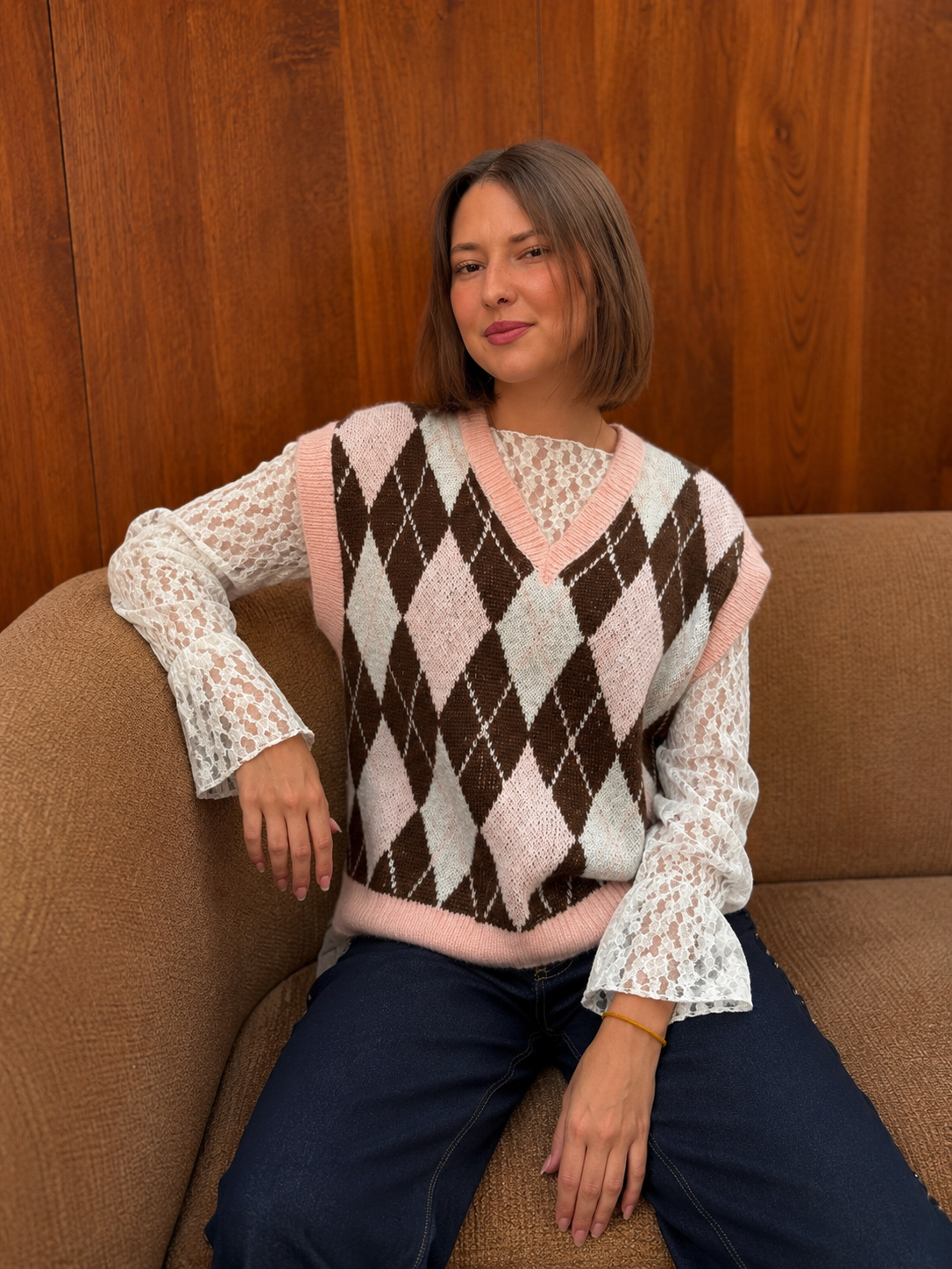 pull sans manches tendance imprimé losanges marron et rose jacquard