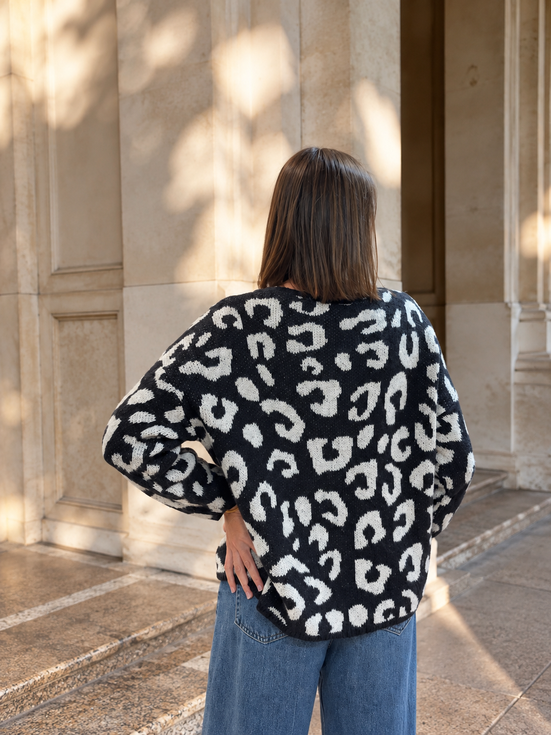Pull imprimé léopard bleu marine et blanc tendance