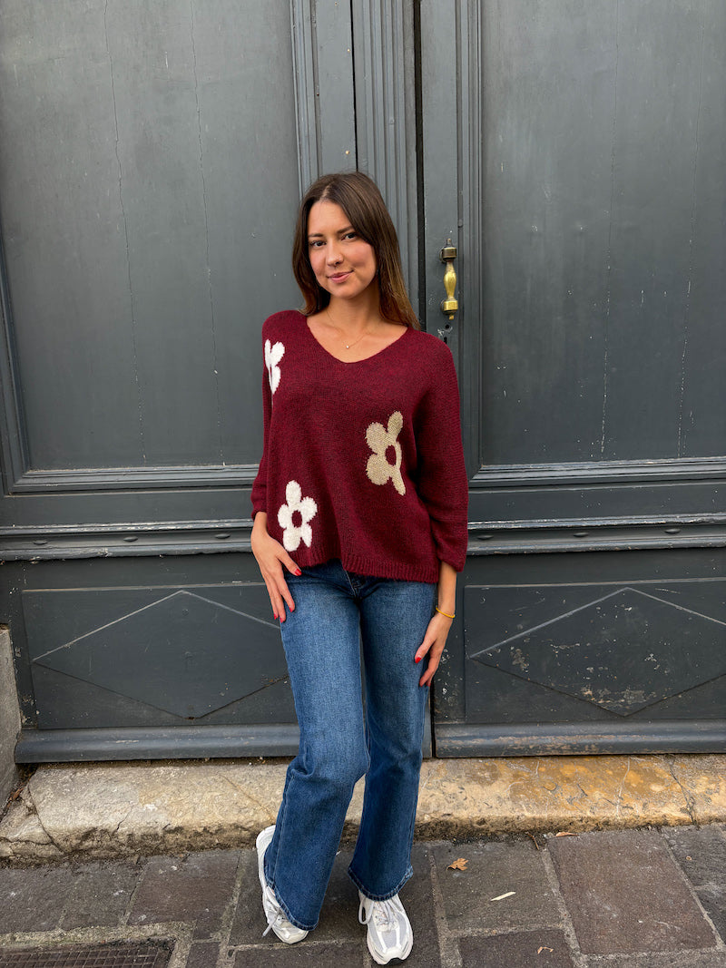 Pull en laine bordeaux et grosses fleurs