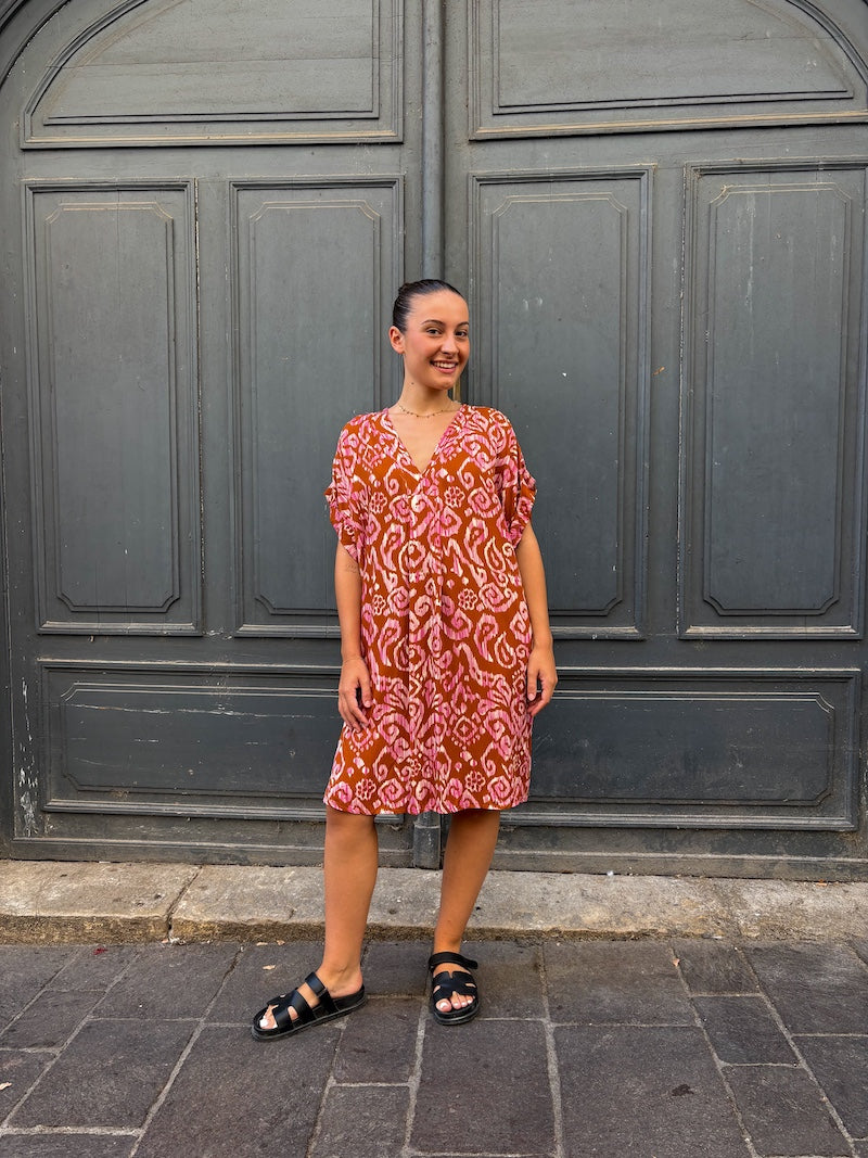 Robe à motif bohème chic rose et marron