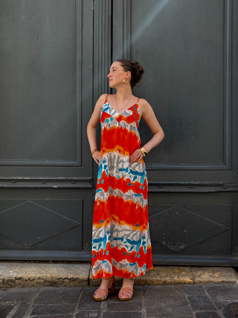 Robe longue motif tie and dye orange et bleu