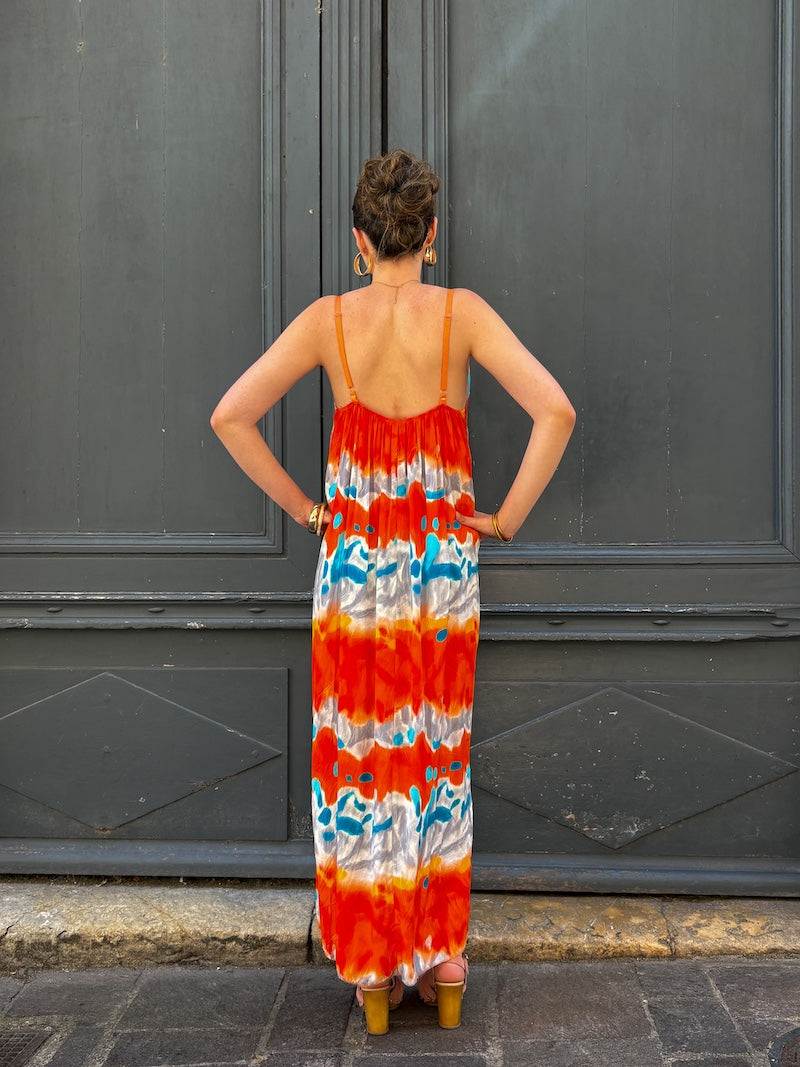 Robe longue motif tie and dye orange et bleu
