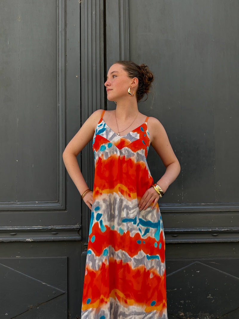 Robe longue motif tie and dye orange et bleu