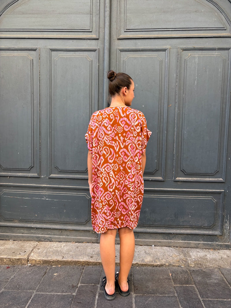 Robe à motif bohème chic rose et marron