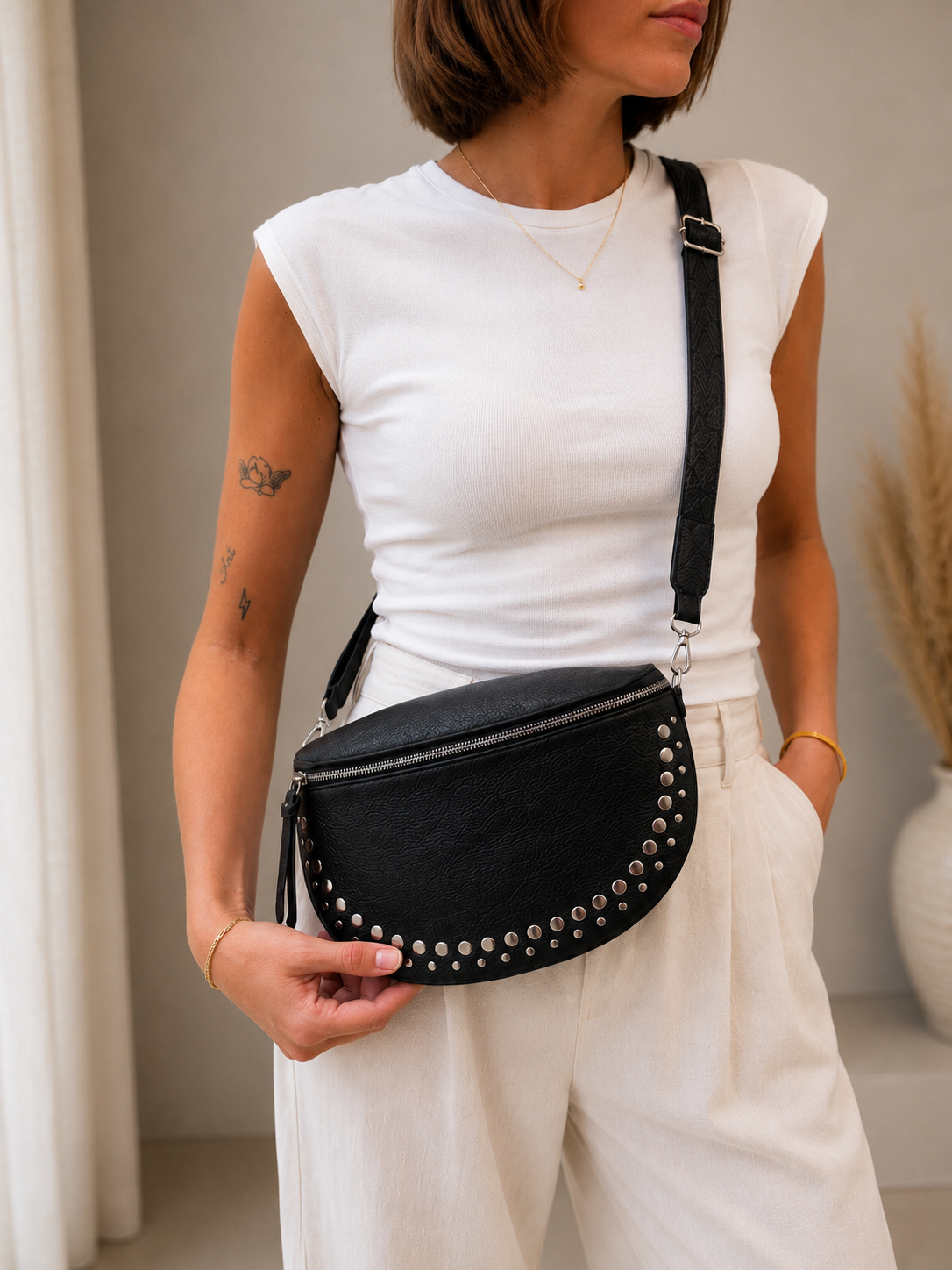 Sac banane clouté en cuir noir pour femme - Rock et tendance