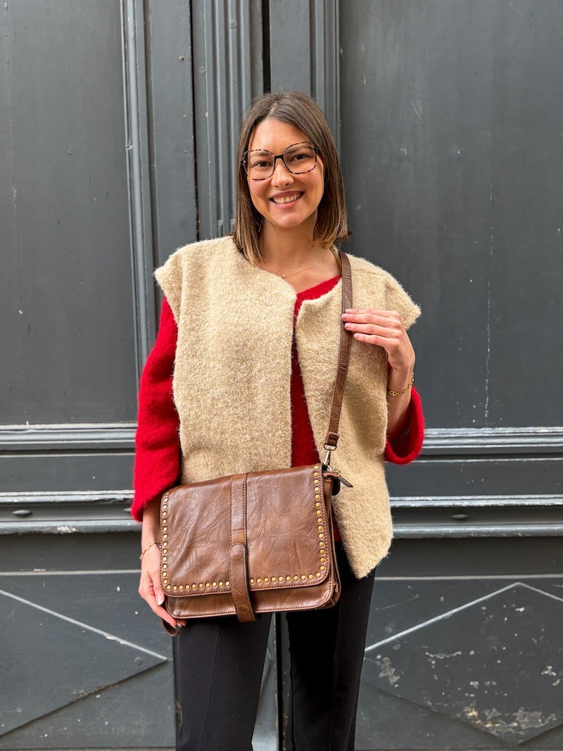 Sac bandoulière en similicuir marron clouté