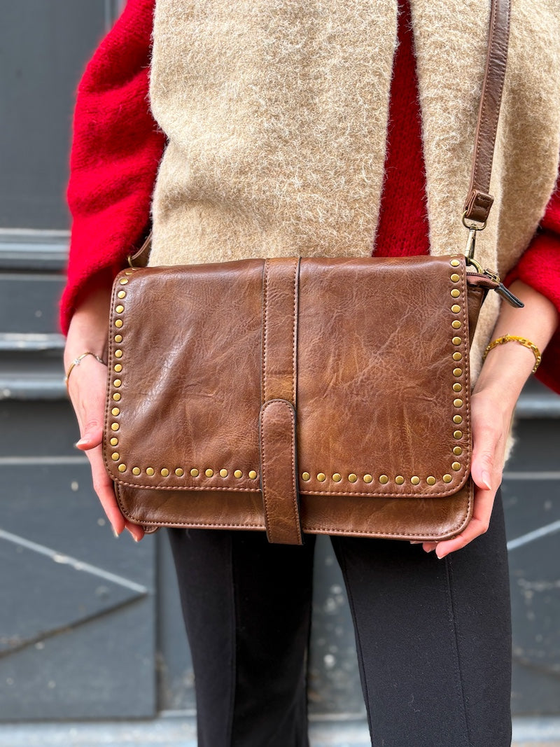 Sac bandoulière en similicuir marron clouté