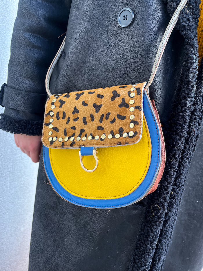 Sac bandoulière en cuir léopard et jaune clouté