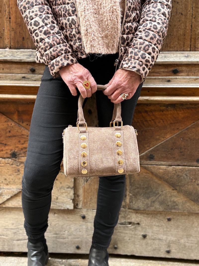 Sac à main clouté en daim taupe