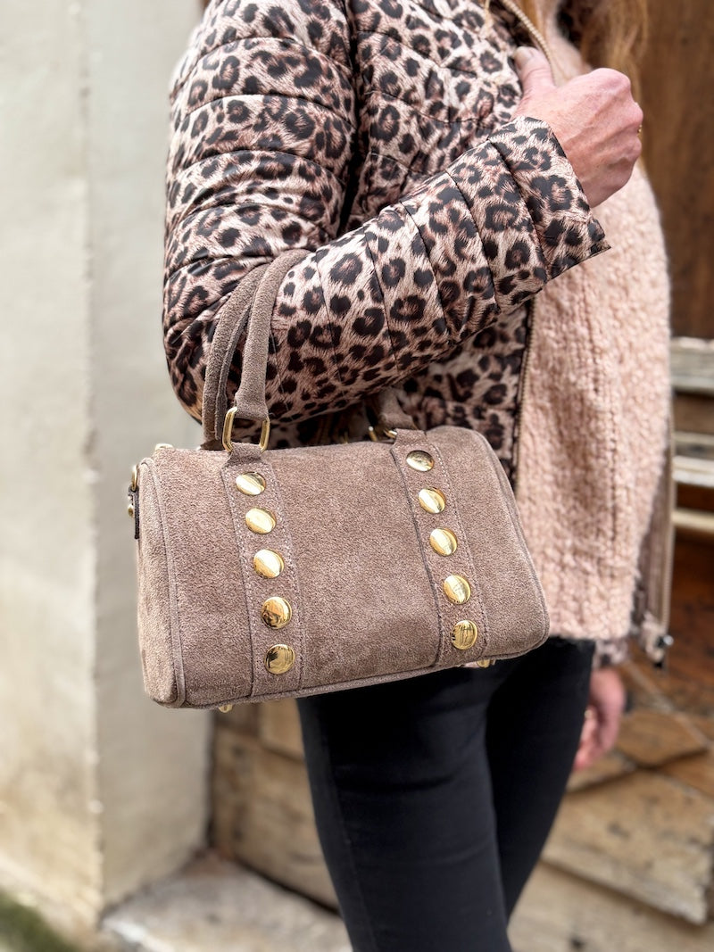 Sac à main clouté en daim taupe