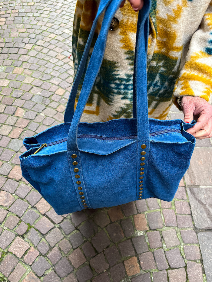 Sac cabas clouté en daim bleu jean