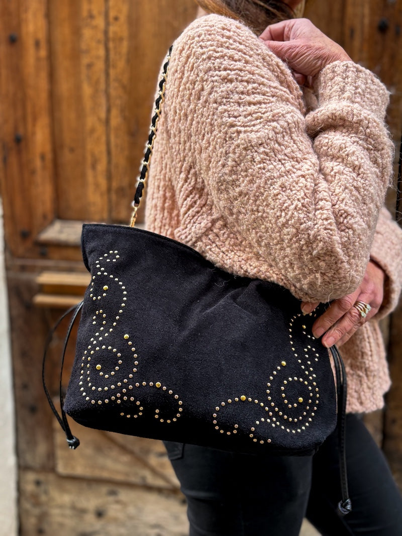 Sac à main tendance en daim noir clouté