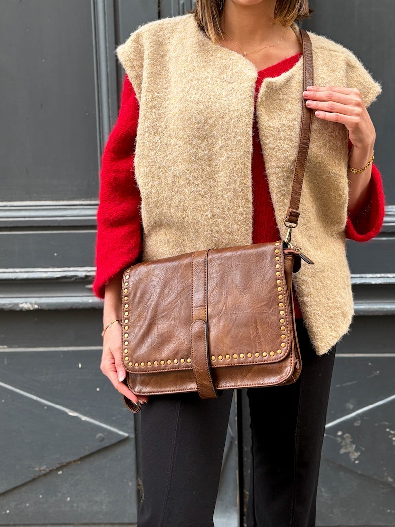 Sac bandoulière en similicuir marron clouté