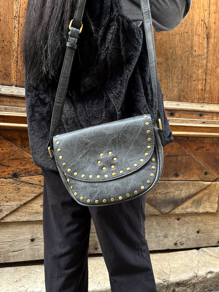 Sac clouté bandoulière en similicuir cuir gris