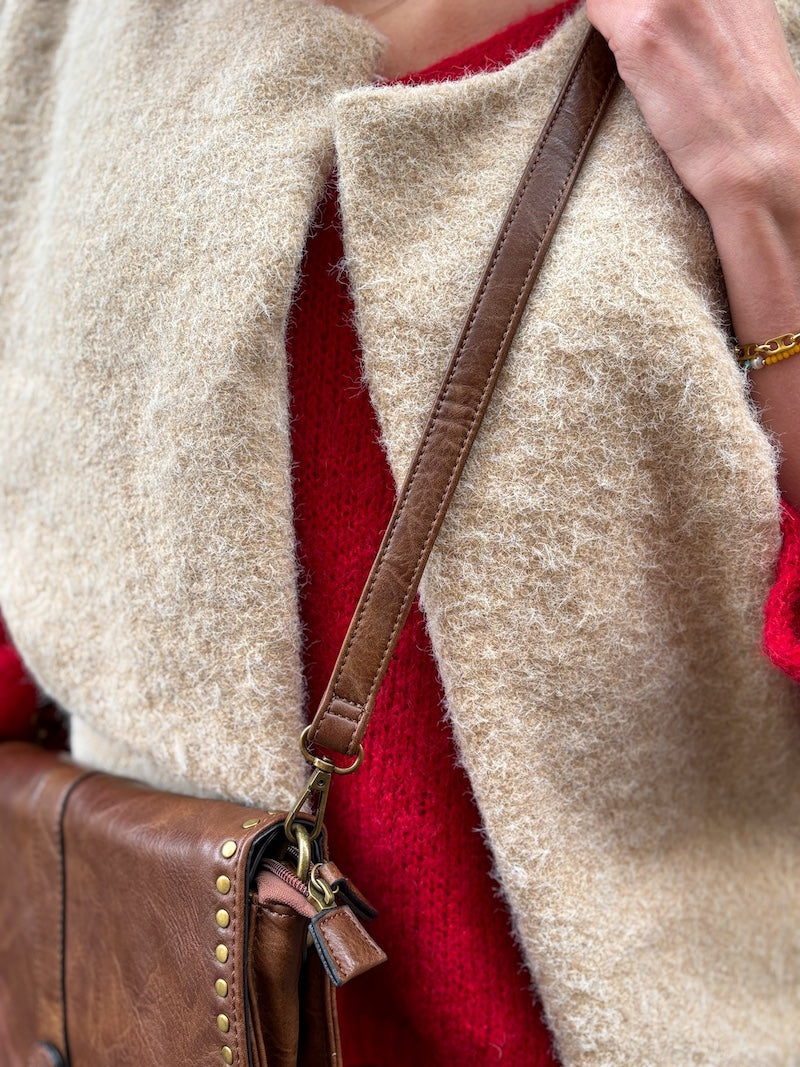 Sac bandoulière en similicuir marron clouté