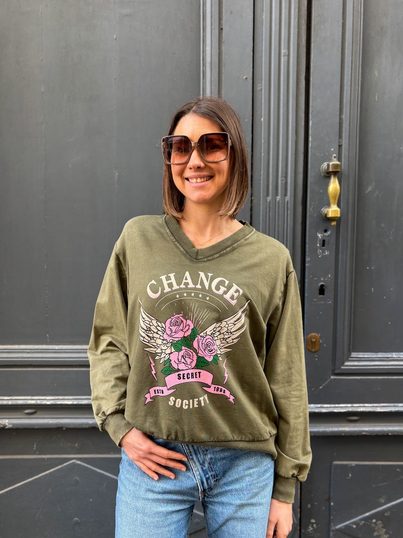 Sweat rock kaki à motifs fleurs roses