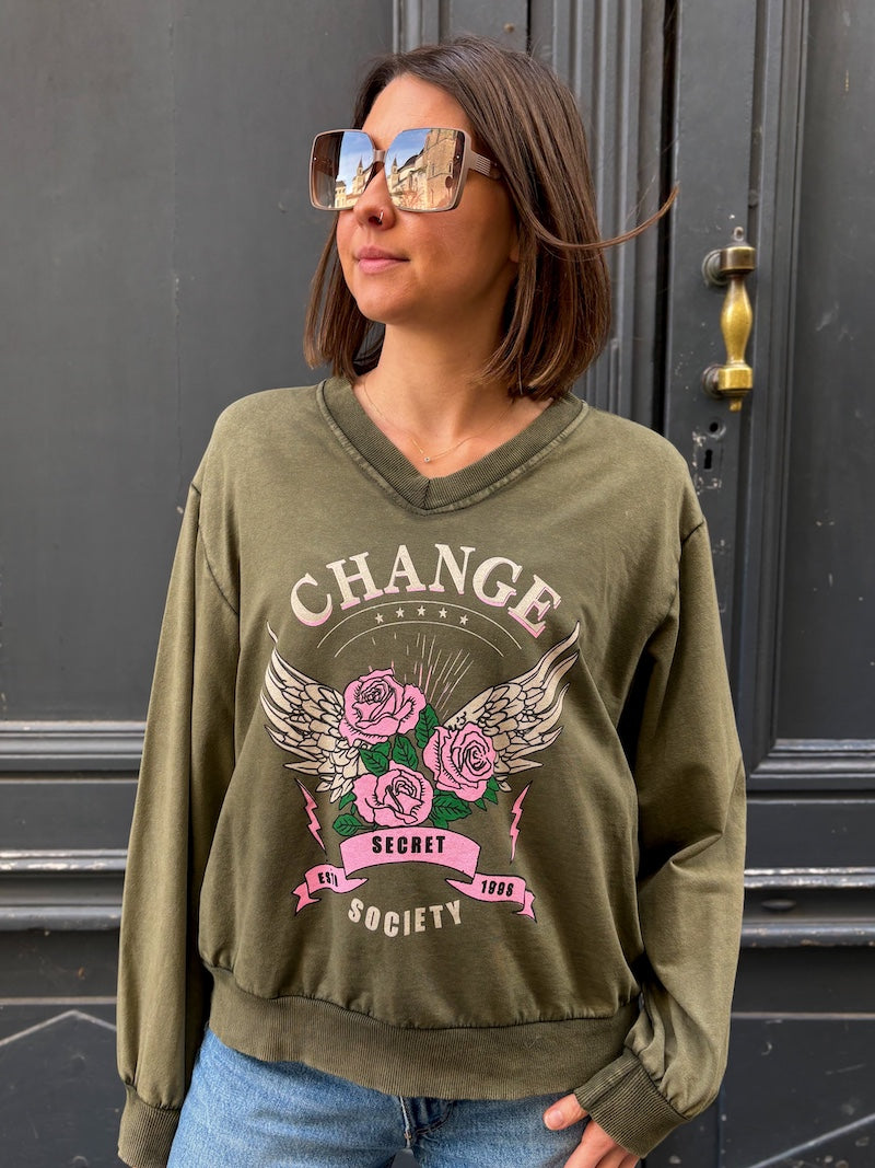 Sweat rock kaki à motifs fleurs roses