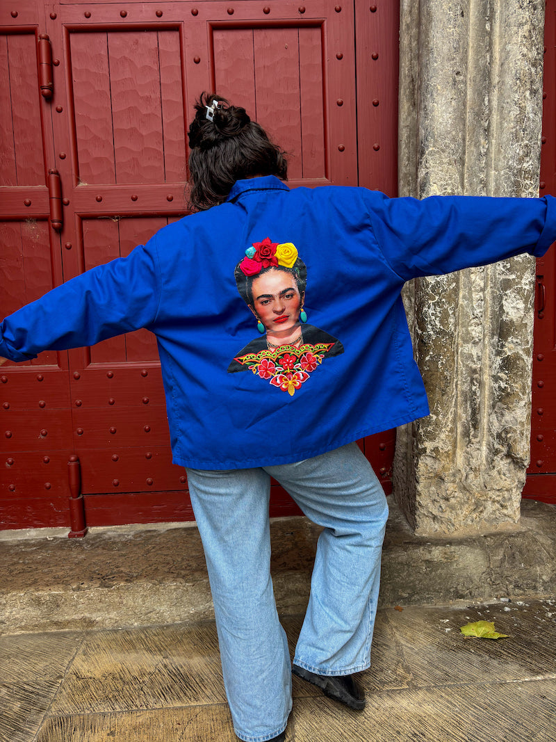 veste bleu en jean customisée et brodée
