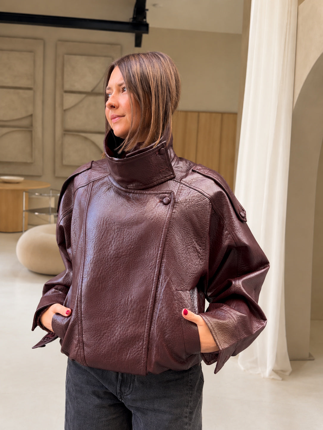 veste bomber tendance en similicuir bordeaux