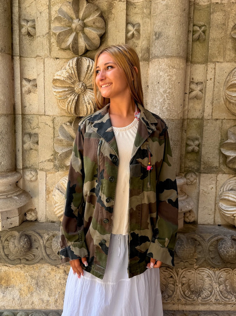 Veste militaire camouflage customisée d'un coeur pour femme