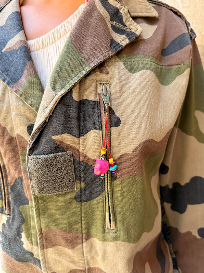 Veste militaire camouflage customisée d'un coeur pour femme