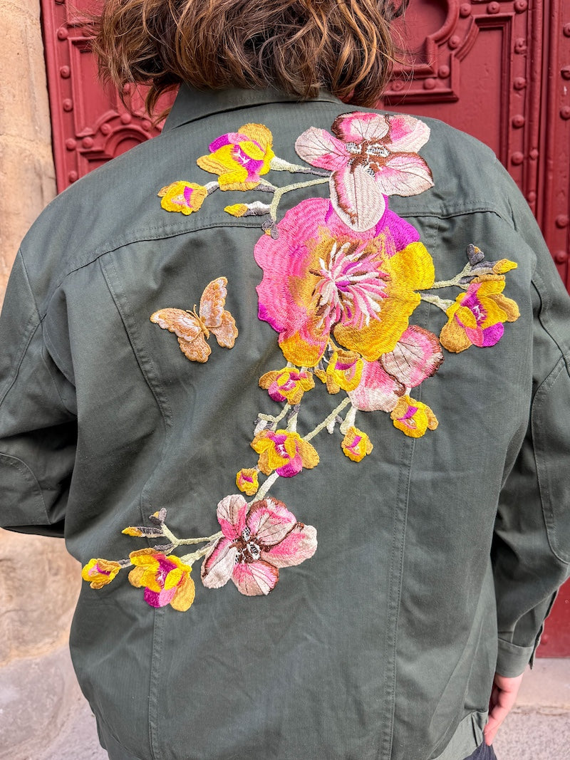 Veste kaki militaire customisée de fleurs