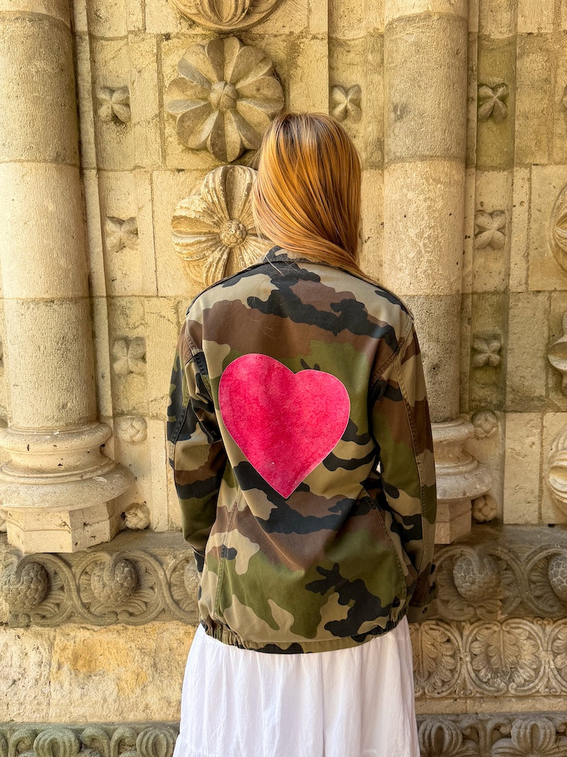 Veste militaire camouflage customisée d'un coeur pour femme