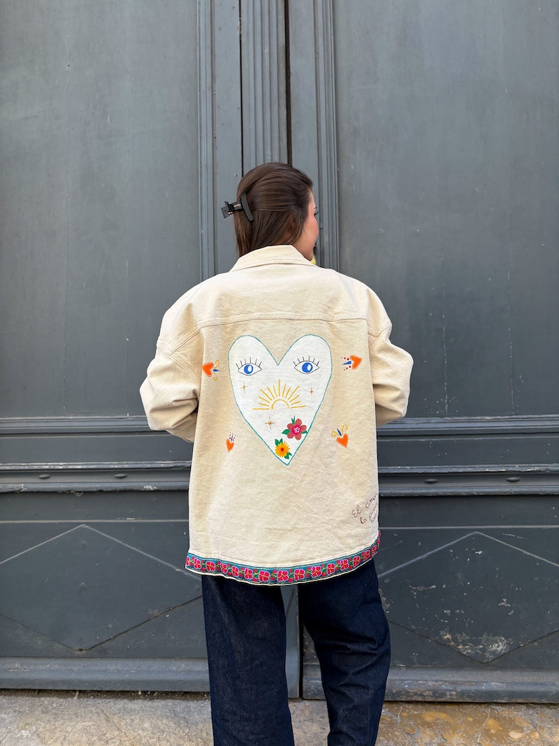 Veste en jean oversize peinte à la main d'un coeur sacré Milagros