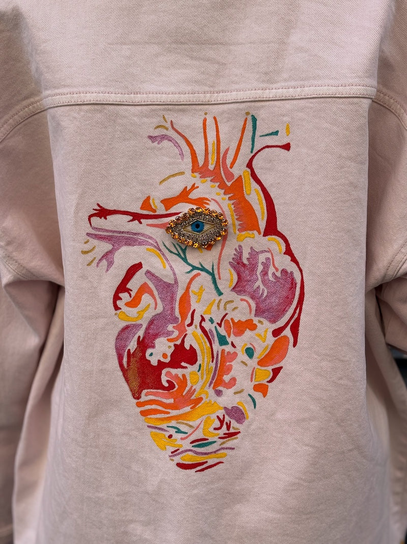 Veste rose oversize peinte à la main d'un coeur