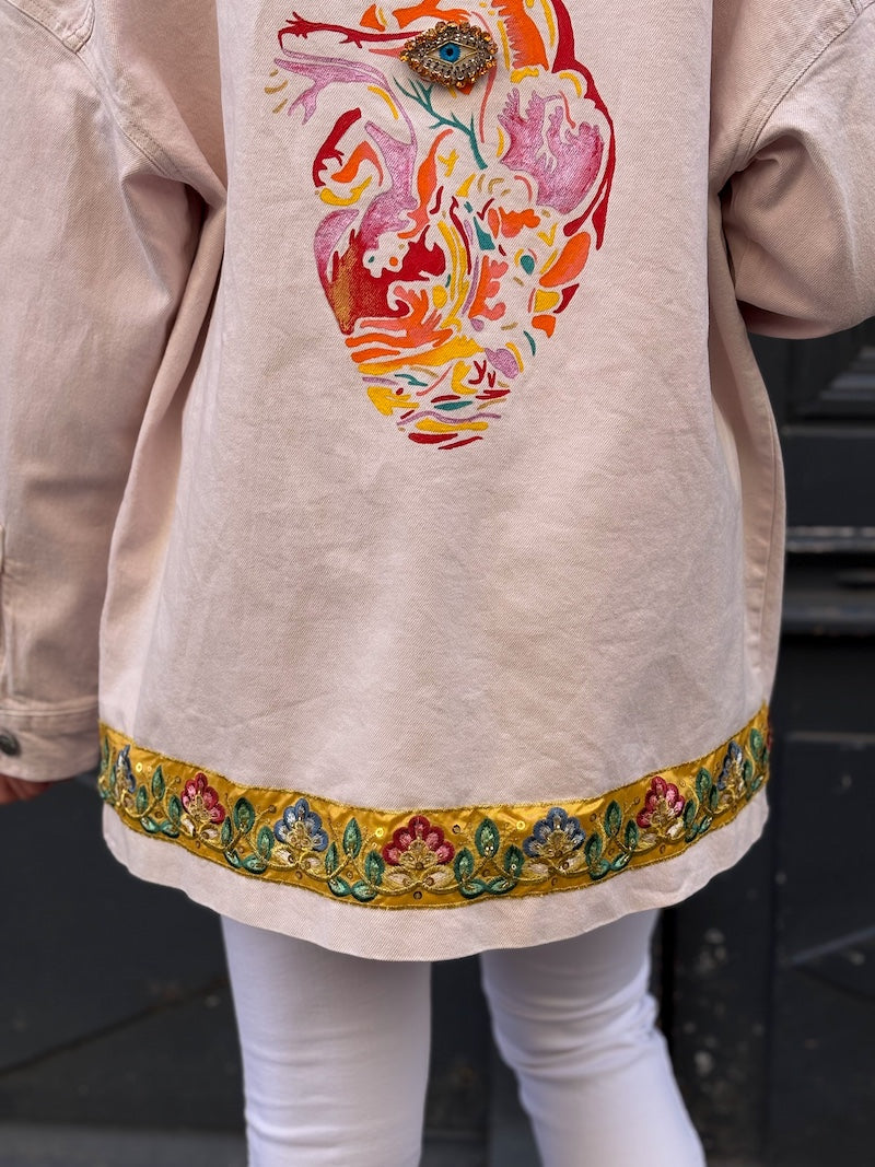 Veste rose oversize peinte à la main d'un coeur