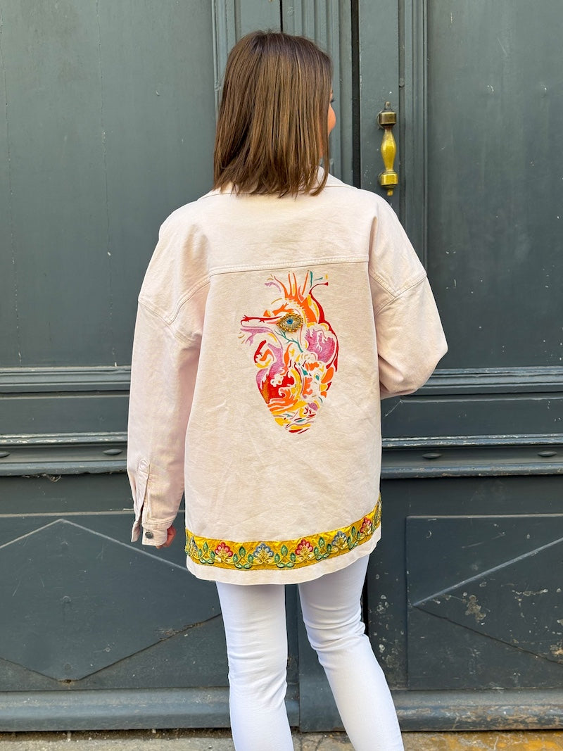 Veste rose oversize peinte à la main d'un coeur