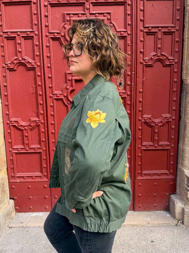 Veste kaki militaire customisée de fleurs