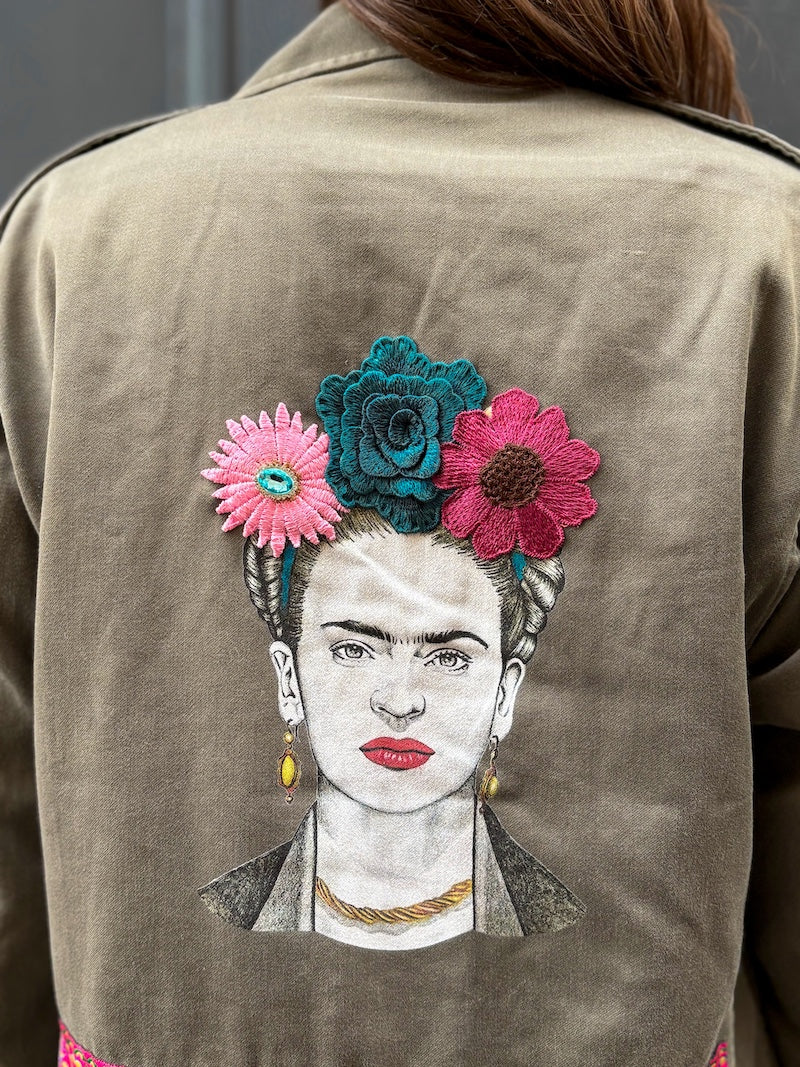 veste vintage customisée et brodée de fleurs