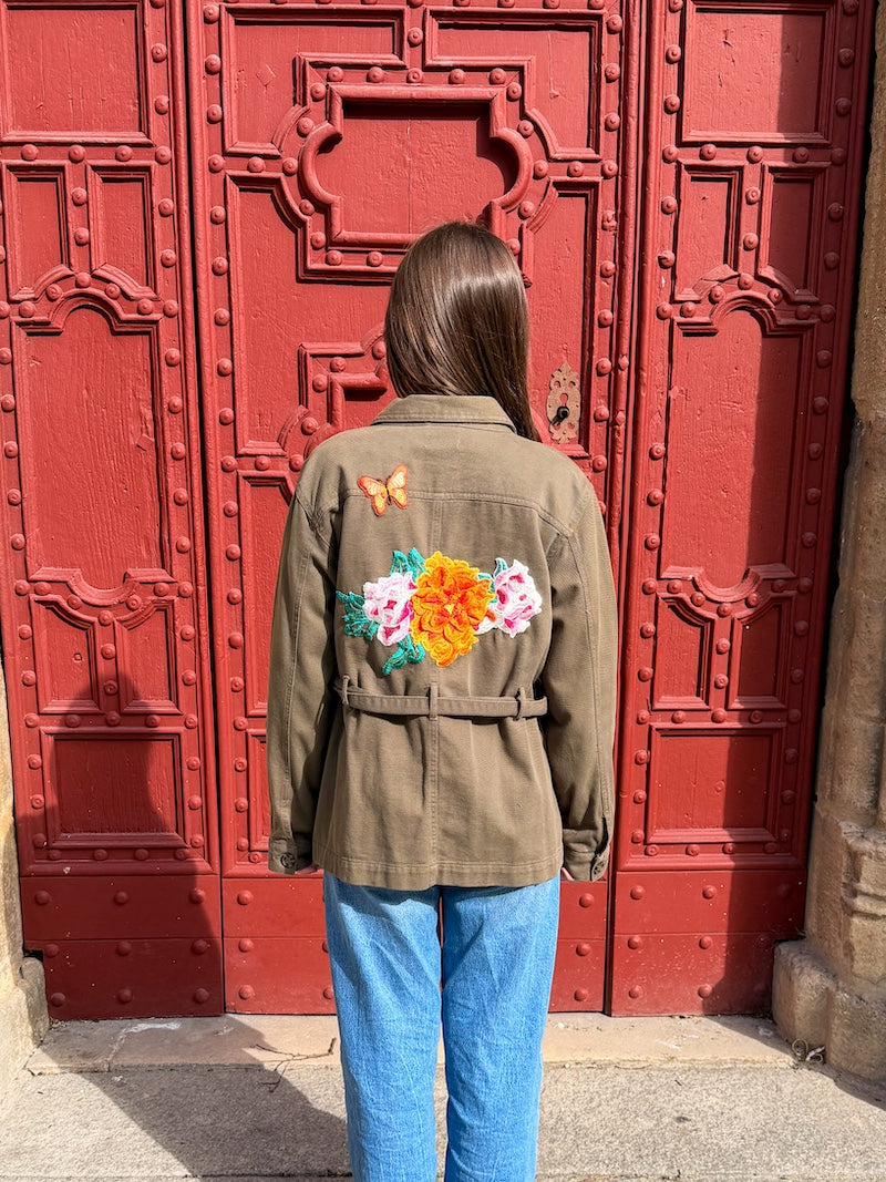 Veste kaki ceintrée brodée de fleurs