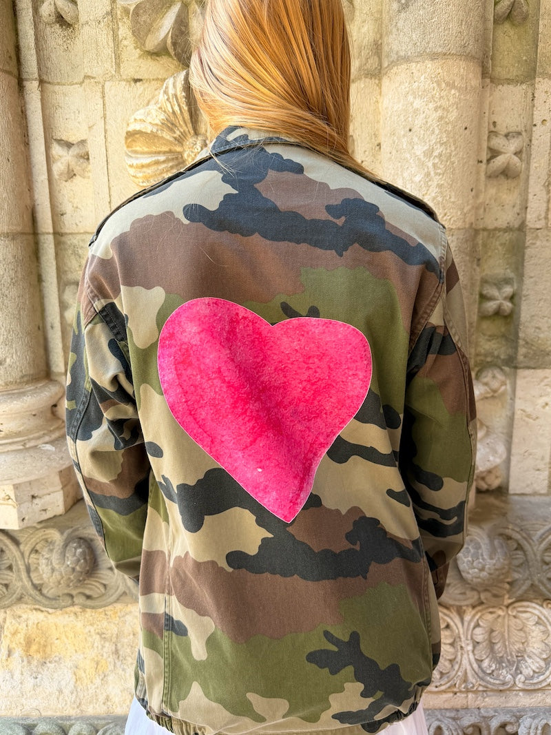 Veste militaire camouflage customisée d'un coeur pour femme
