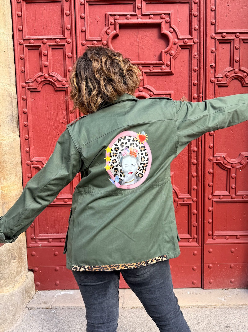 Veste kaki pour femme brodée à l'effigie de Frida Kahlo